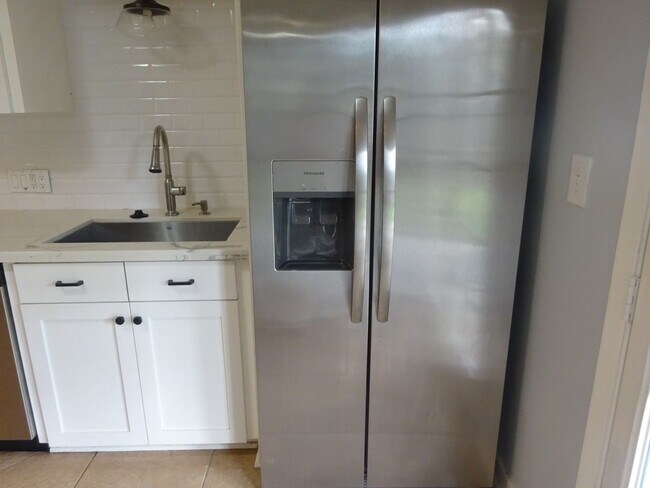 Building Photo - For Lease | 3 Bed, 1 Bath | 1,074 Sq Ft |O...