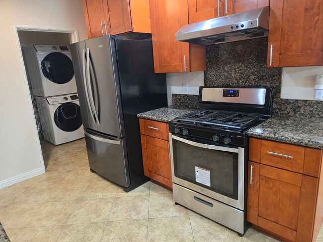 Building Photo - 1645 W Wisteria Pl