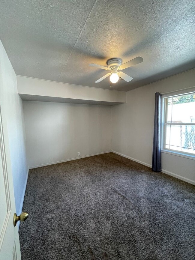 Building Photo - Large 3-Bedroom, 1-Bath Duplex