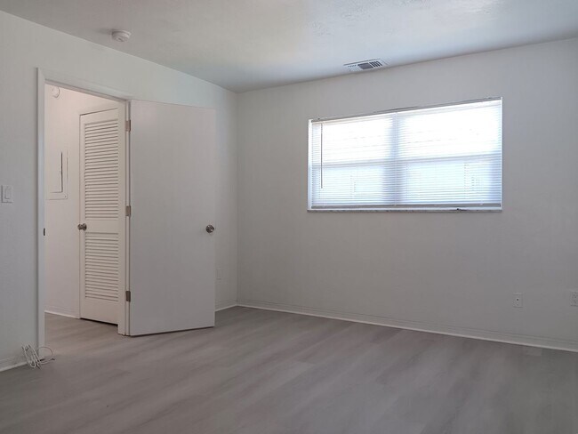 Building Photo - Remodeled apartment, dishwasher, on-site l...
