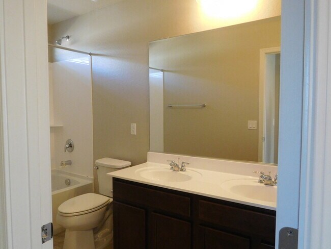 Building Photo - Naturally Well-Lit 4 bed/3 bath Single-Fam...