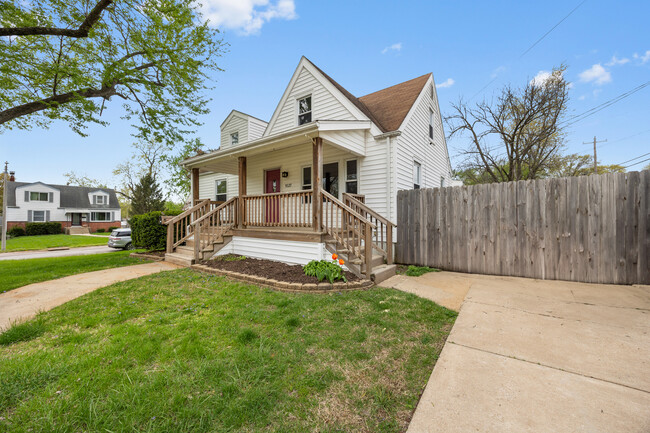 Primary Photo - 9537 Chester Ave