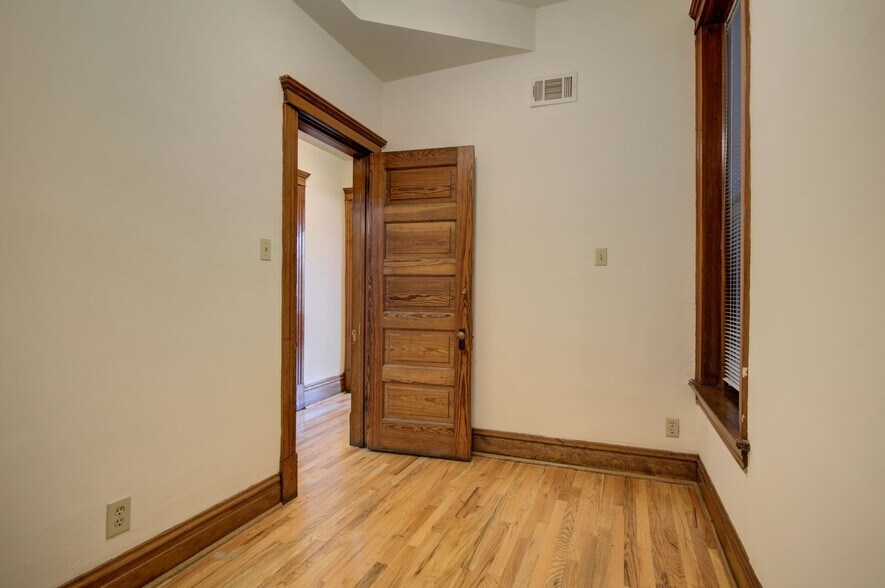 Building Photo - 638 W Drummond Pl