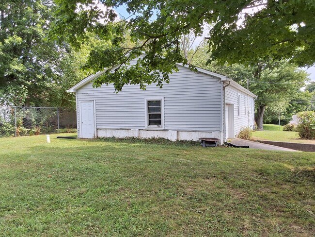 Building Photo - Comfy 3 Bed, 1 Bath