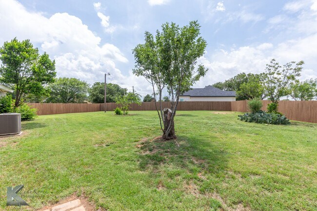 Building Photo - 4 BED, 2 BATH, 2 CAR GARAGE!