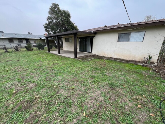 Building Photo - 3 bedroom house with a large back yard, ea...