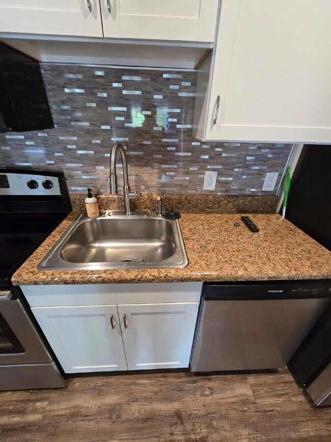 Building Photo - Two Bedroom Apartment in the Heart of the Bluffton Promenade!