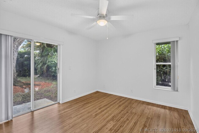 Building Photo - 924 Spoonbill Cir