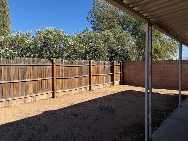 Building Photo - Centrally Located