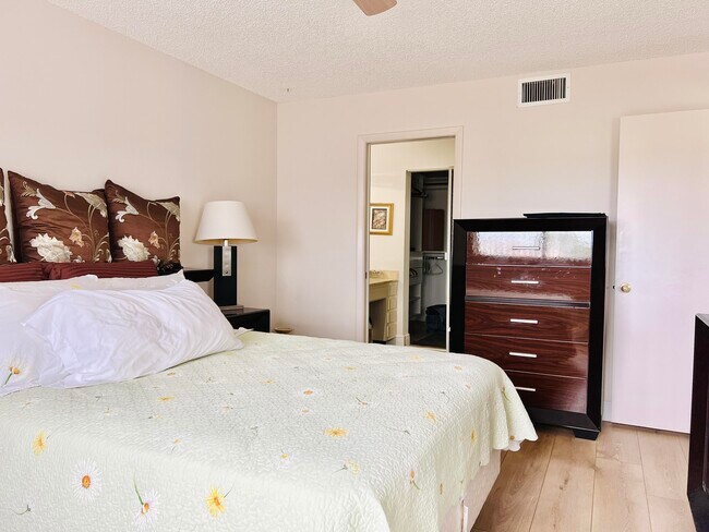 Building Photo - 4725 Lucerne Lakes Blvd E