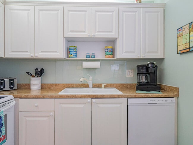 Building Photo - 5400 Jimmy Buffett Mem Hwy