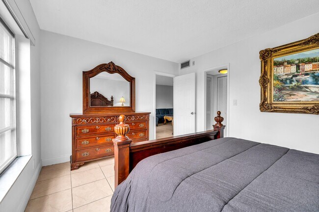 Building Photo - 2800 N Palm Aire Dr