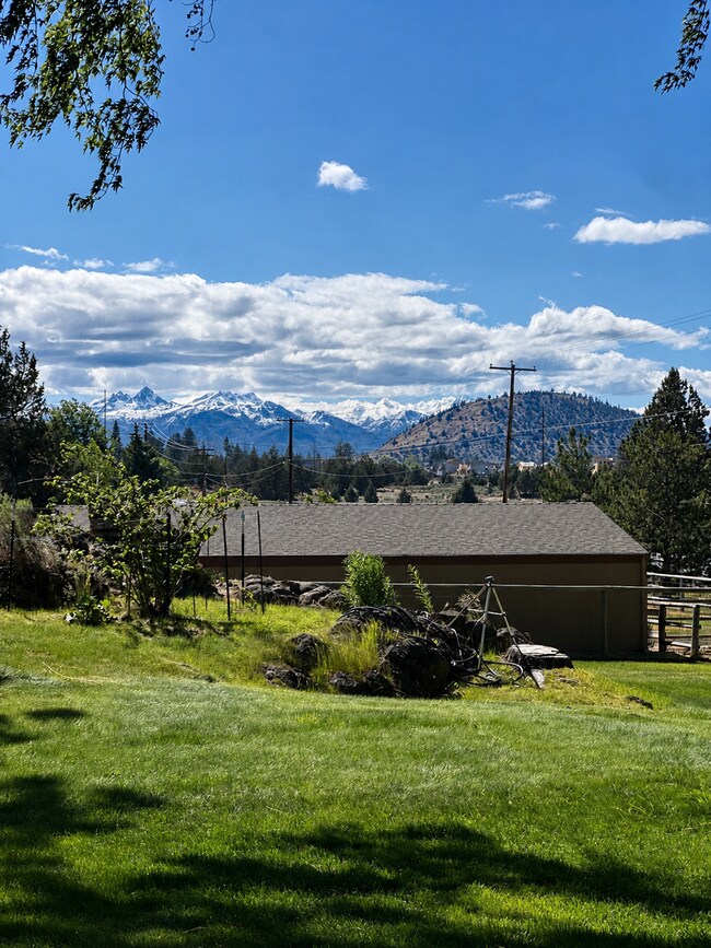 Building Photo - 3 Bed | 2 Bath | 1.17 Acres | Single-Level Home | Mountain Views