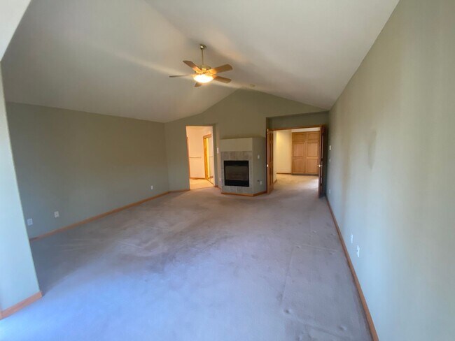 Building Photo - Large Home in Piney Creek