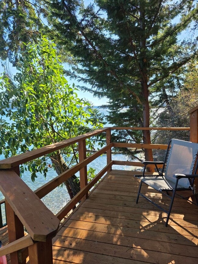 Building Photo - Waterfront Home in Illahee!