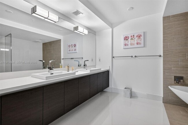 Building Photo - 300 Sunny Isles Blvd