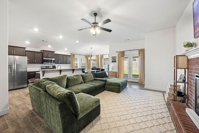 Building Photo - 6007 NW Hoover St