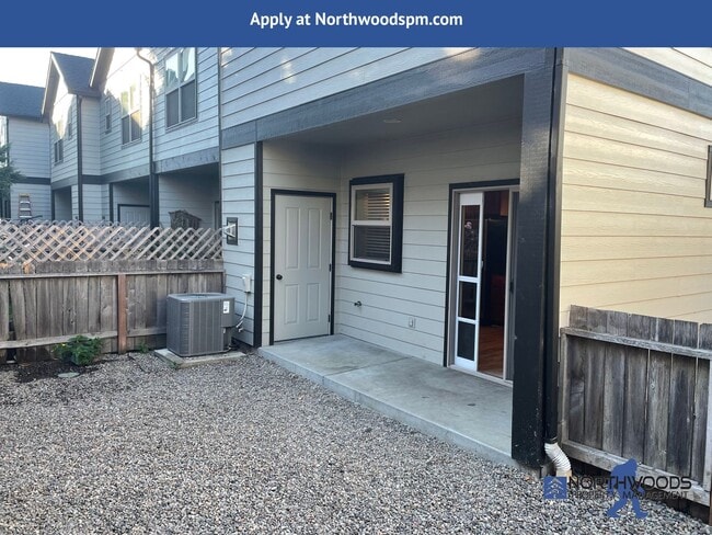 Building Photo - Beautiful 2 Bedroom 2.5 Bath Townhouse in ...