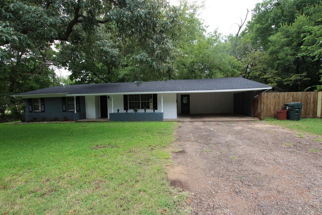Building Photo - Tour Today! Charming 3 Bedroom, 2 Bathroom Home in Tyler!