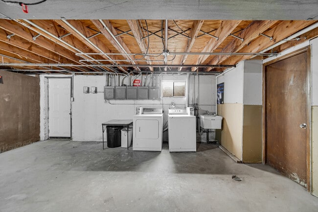 Building Photo - 31 Wellington Ave