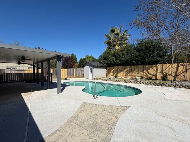 Building Photo - 4 Bedroom home in Ravenwood Estates