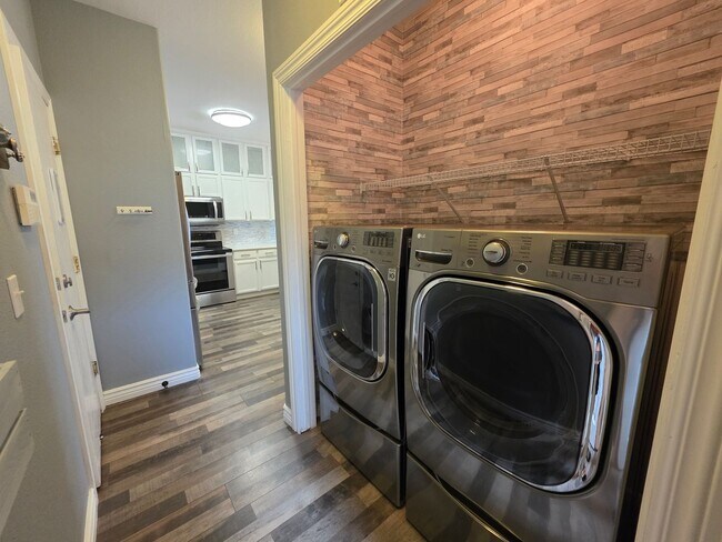 Building Photo - Stunning 3 Bed 3 Bath Home Near Stetson Hills!!