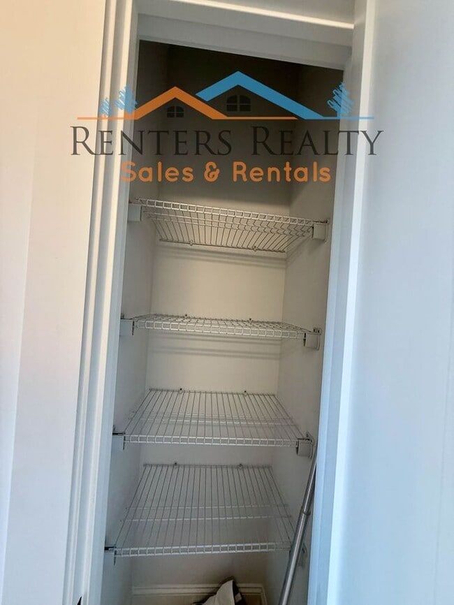 Building Photo - Stunning 3 Bedroom with Rooftop Terrace