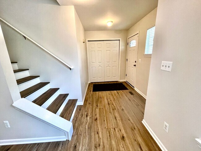 Building Photo - Beautiful, Spacious 3 bed/2 bath House near West Village!