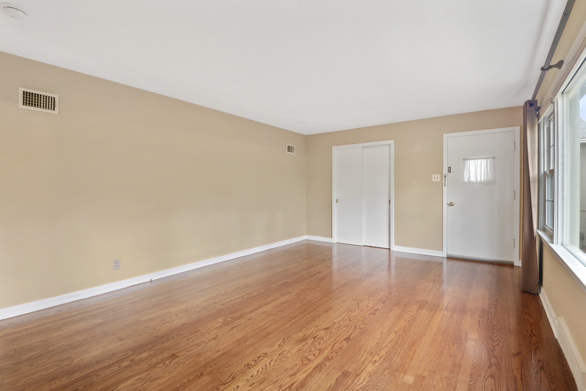 14x20 Living Room - 755 Weidman Rd