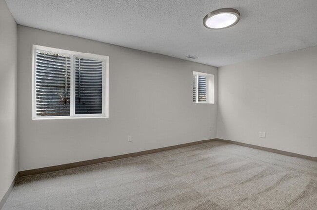 Building Photo - Fully Remodeled End-Unit Townhome Near Pet...