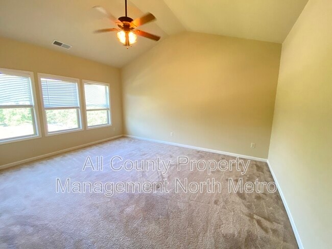 Building Photo - 5060 Glencliff Dr