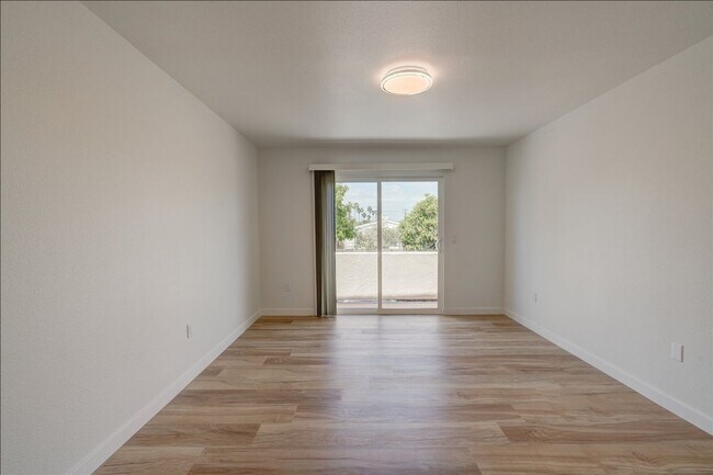 Building Photo - 545 Lands End Way