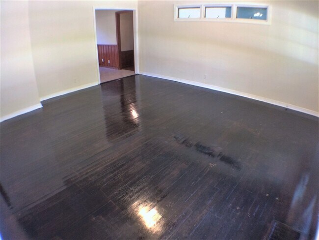 Building Photo - 4 Bed 2 Bath Home  w New Upgrades in Halto...