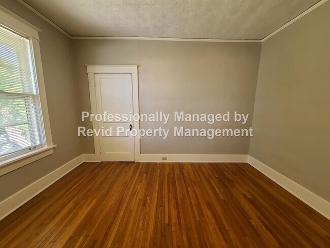 Building Photo - Large upstairs apartment in Midtown!