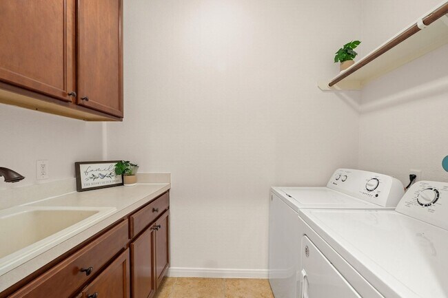 Building Photo - 25935 Foxrun Vista Dr