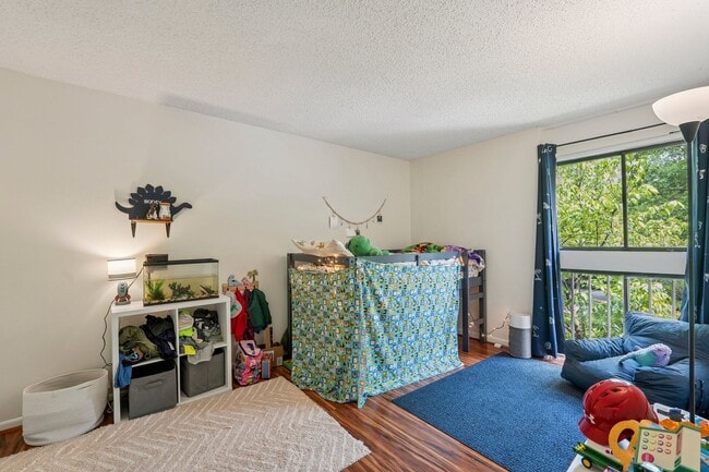 Building Photo - Top-floor condo located in the charming La...