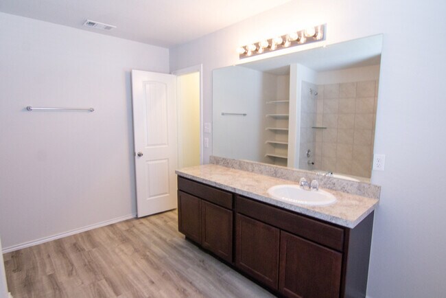 Building Photo - Leonard Crossing - 1006 Rice Drive, Bryan,...