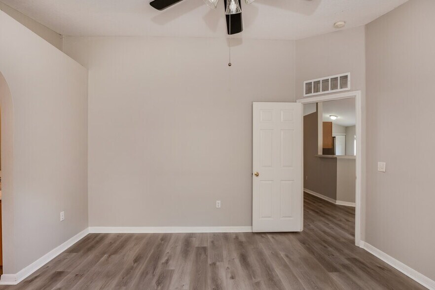 Building Photo - 512 Ronshelle Ave