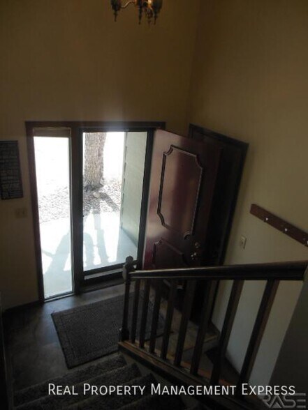 Building Photo - 3 Bedroom 2 Bathroom Home with a Fireplace...