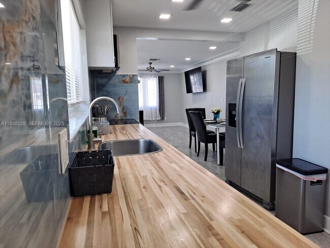 Building Photo - 2242 Polk St