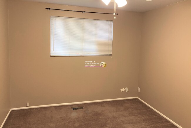 Building Photo - 824-826-826 WhiteMaple Way