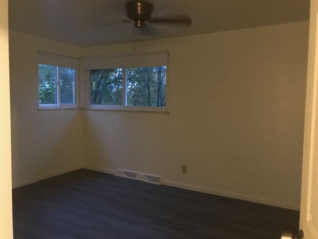 Building Photo - 3 bedroom/1.5 bath house in Seneca School ...