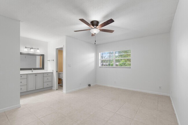 Building Photo - 10693 N Military Trl