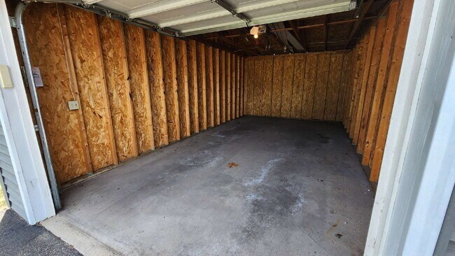 Building Photo - 2 Bedroom, 1 1/2 Bathroom Apartment With A/C & Garage - Available Now!