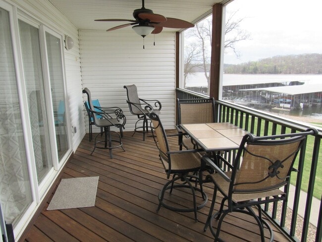 Building Photo - Lakefront 2 bedroom Condo For Rent