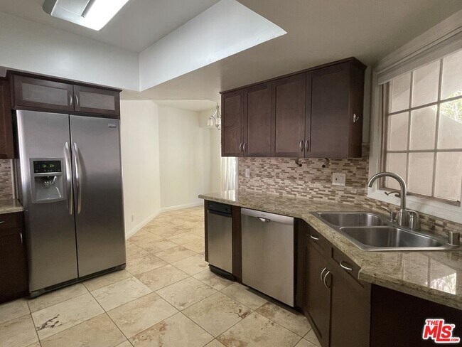 Building Photo - 431 N Doheny Dr