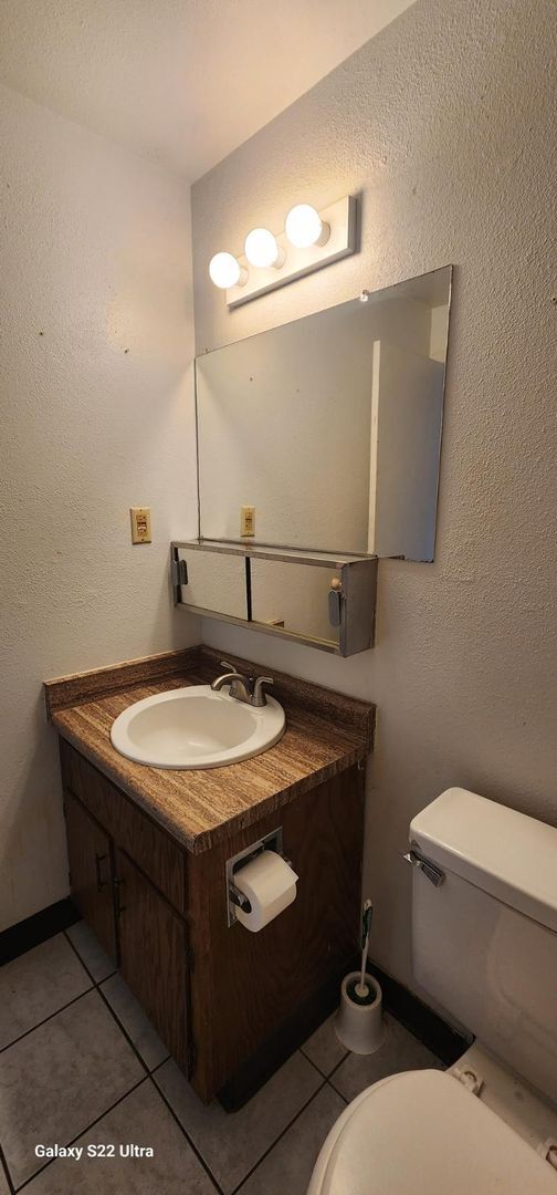 Building Photo - Garden level 2 bed, 1 bath apartment in Ch...