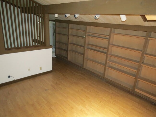 Building Photo - Close To Stanford University  3BR/2+1BA - Menlo Park