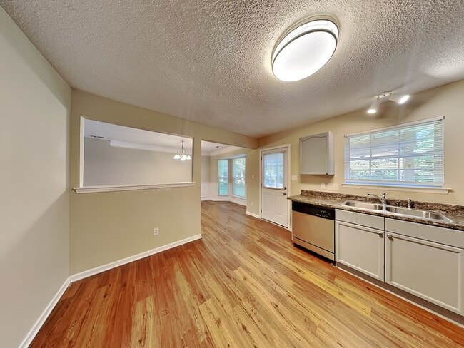 Building Photo - 6047 Hedgecrest Pl