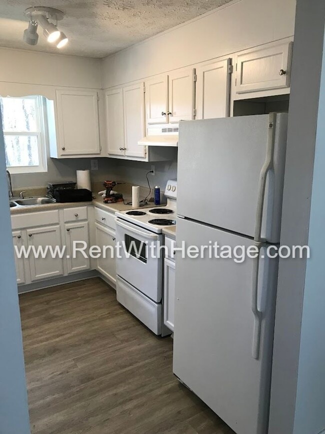 Building Photo - FANTASTIC 2 BEDROOM 1.5 BATH DUPLEX WITH ALL THE UPGRADES / GREAT LOCATION